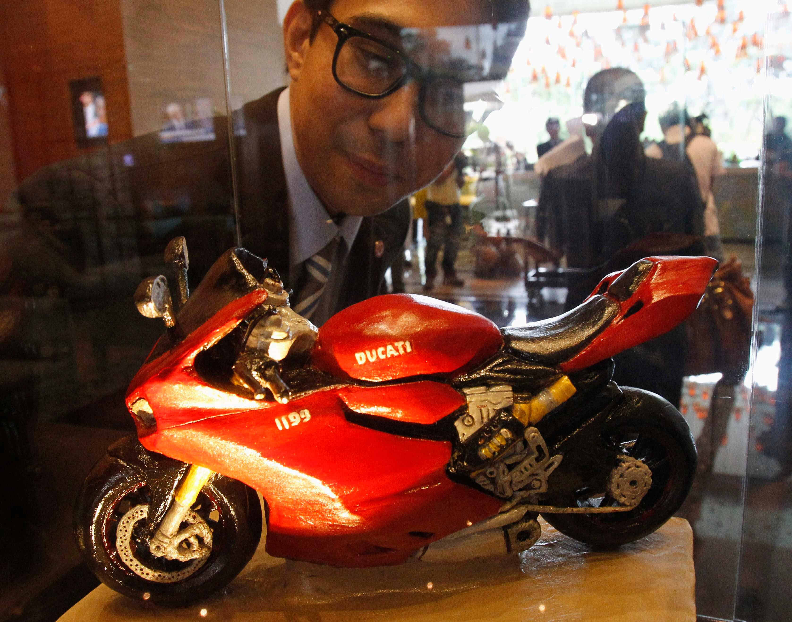 Homem observa réplica de chocolate de moto Ducati. A escultura, feita pelo chef do hotel Marriott em Manila, nas Filipinas, está sendo vendida por 595 dólares (mais de R$ 1.000)