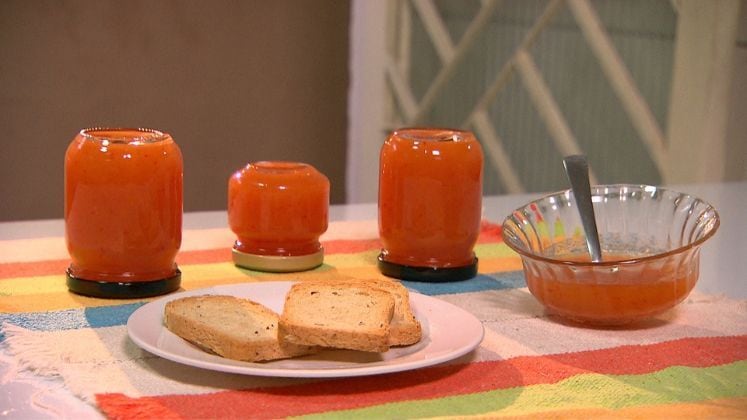 Geleia de Pimenta
Ingredientes:
1 abacaxi
3 maçãs
8 pimentas dedo-de-moça
400 g de açúcar
Suco de 1 limão
Modo de preparo:
Bata no liquidificador o abacaxi com as maçãs e a pimenta dedo-de-moça;
Transfira a mistura para uma panela;
Acrescente o açúcar e o limão;
Deixe em fogo alto e, após levantar fervura, cozinhe em fogo baixo por aproximadamente 30 minutos;
Tire toda espuma que formar.