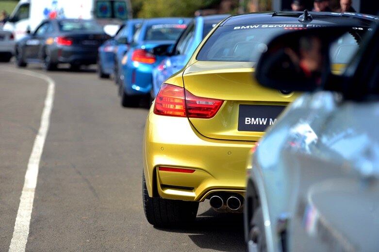 Esta imagem traduz como o comboio M saiu dos boxes. Fim da primeira volta, desligo todas as eletrônicas e coloco no modo Sport +