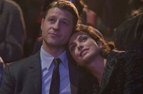 Ben McKenzie e Morena Baccarin em cena de Gotham
