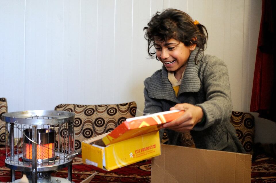 Dunya, de 13 anos, veio de Mosul, no Iraque. Ela ganhou
novos pares de sapatos de inverno no campo em que está refugiada, na cidade de
Arbil. No país, muitas famílias têm se deslocado na tentativa de lidar com as
frustrações das guerras que tomam conta do local. Segundo a Unicef, metade das
crianças refugiadas está vulnerável a doenças e pode morrer por causa do frio
extremo  
