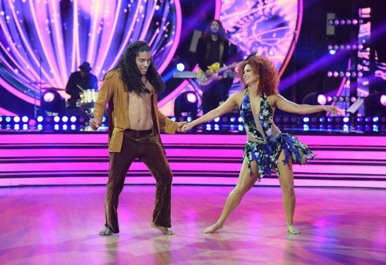 A técnica Bella Fernandes coreografou um zouk cheio de elementos da capoeira para que a estrela pudesse relembrar o dia em que foi para a Inglaterra realizar o sonho de sua carreira. Os irmãos de Diogo também estavam na apresentação