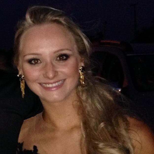 Como
a mulher não conseguiu abrir o vidro do carro, os assaltantes ficaram
impacientes e começaram a atirar. Depois de um tempo, uma equipe médica passava
pelo local em uma ambulância e ajudou a socorrer a mulher