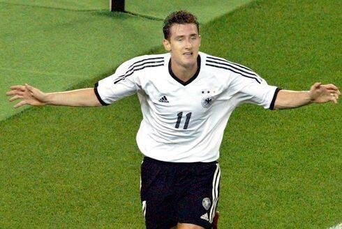 Na vitória contra Camarões por 2 a 0, ainda em 2002, a estrela de Klose brilhou de novo, ele deixou sua marca e mostrou ao mundo o seu poder de finalização...