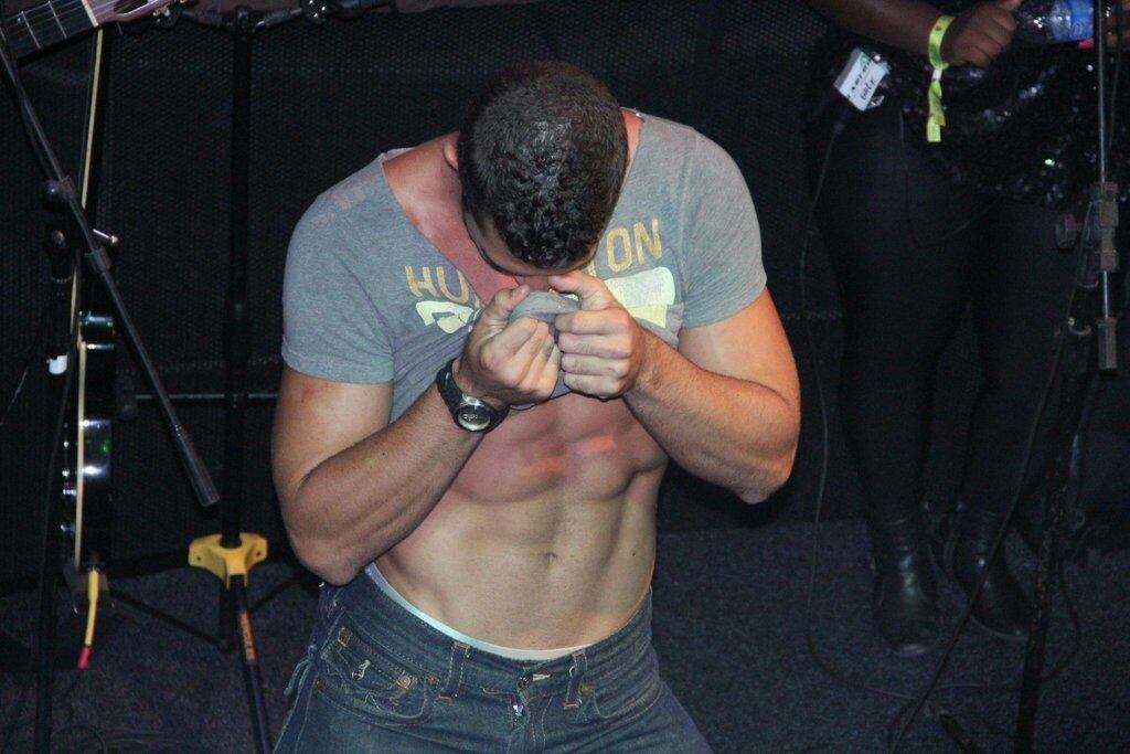 Bruno Miranda, o Borat de Amor e Sexo, invadiu o palco do show, dançou e mostrou o tanquinho
