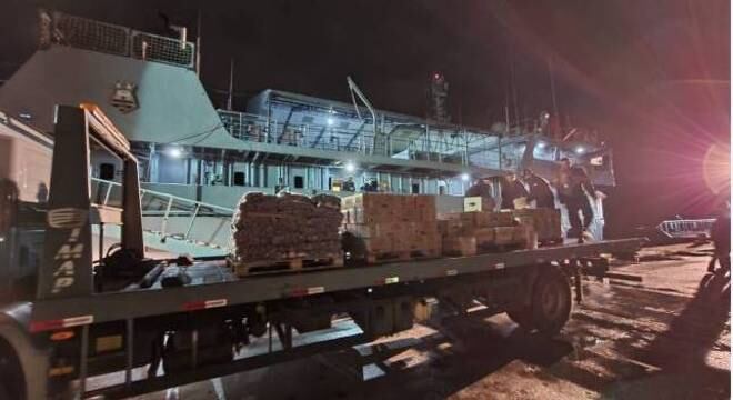 Carregamento de gêneros alimentícios e medicamentos no Navio-Auxiliar “Pará”