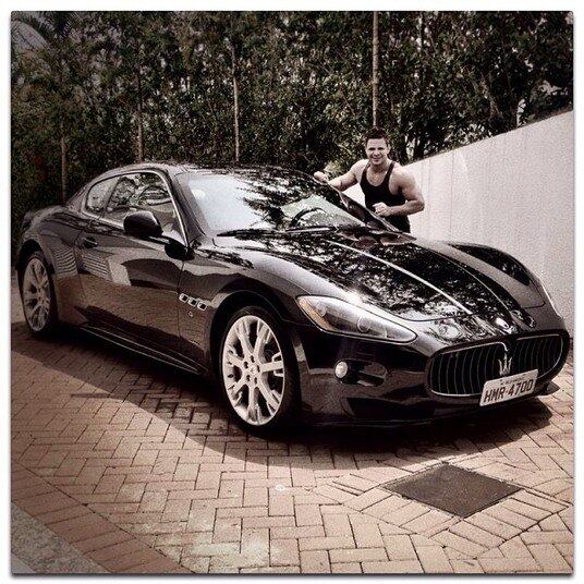 O cantor mineiro de música sertaneja aparece nesta foto com a Maserati Granturismo em sua cor original, preta, possivelmente antes de ela ser envelopada de prateado