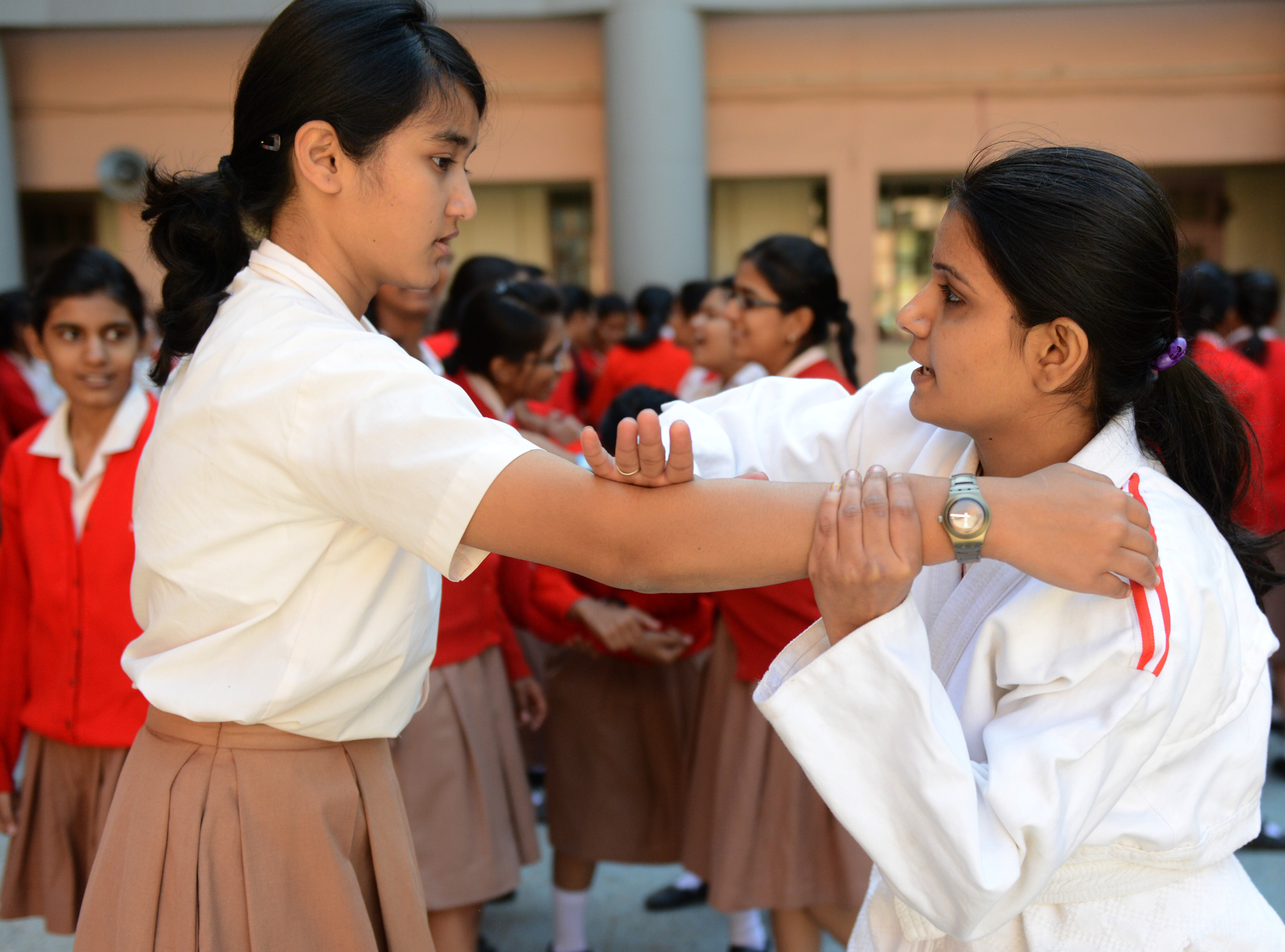 Escola exclusiva para meninas em Ahmedabad, na Índia, dá aula de judô como forma de treinamento de defesa pessoal. O aumento do crime contra mulheres e os recentes casos de estupro coletivo estão levando as meninas e mulheres a tentaram se proteger por meio de conhecimentos básicos de judô e caratê