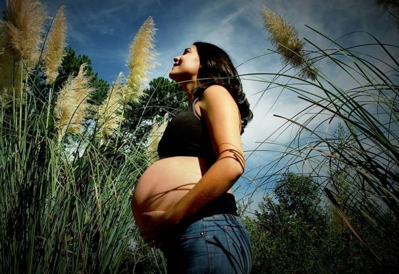 A médica reforça que não há comprovação científica de que o banho de sol ajude a fortalecer os mamilos, mas quando tomado até às 11h e após às 16h é saudável como um todo para a gestante.