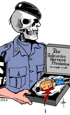 Charge de Latuff usada no trabalho escolar para ilustrar a violência policial