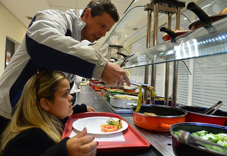 Juliana sempre foi viciada em doces, algo que — como explica Bro — gera um grande acúmulo de
gorduras em função do excesso de insulina produzido pelo pâncreas.
— Comer açúcar em excesso, além de fazer mal pra saúde, é
certeza que você vai acumular mais gordura. Principalmente a gordura maléfica
da barriga. Então, uma pessoa que não faz atividade física e come
inadequadamente, ganha muitos quilos com o passar do tempo