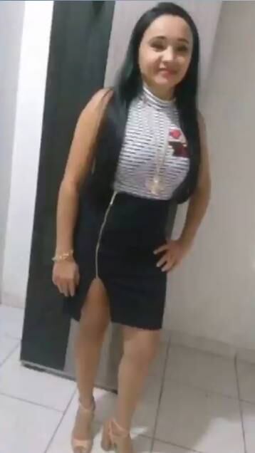 A
irmã, Edilene Souto Silva, de 33 anos, foi tentar socorrer e também foi
atingida pelo suspeito. Ela foi socorrida pelo Samu (Serviço de Atendimento
Móvel de Urgência) e levada ao hospital, mas não resistiu aos ferimentos