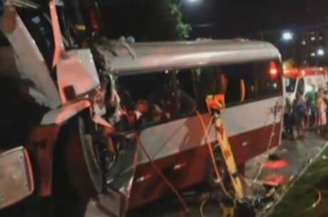 Ao menos 15 pessoas morreram após grave acidente de trânsito