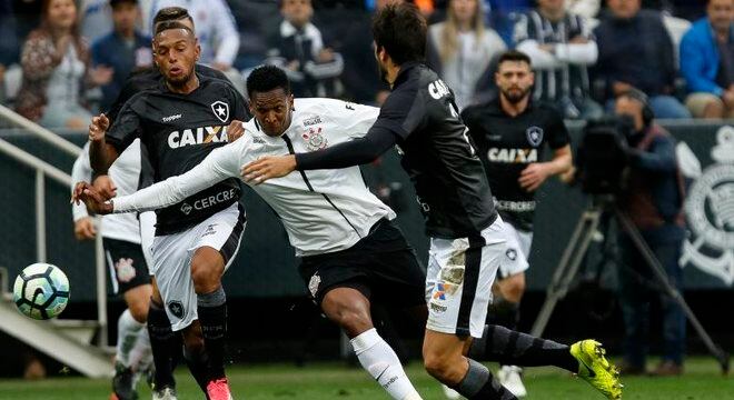 Jô brigou muito, perdeu pênalti, não desistiu e foi parabenizado com gol da vitória do Corinthians