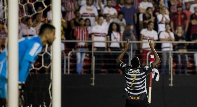 Jô provocou mistura de reações na própria torcida corintiana no Morumbi