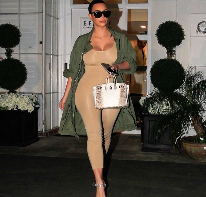 Além de ter adorado o desafio, Geisy diz que sua história é muito parecida com a da socialite.

— As pessoas me comparam a Kim Kardashian porque ela surgiu para o grande público depois de uma grande polêmica assim como eu. Nossas
histórias são um pouco parecidas. Tudo o
que ela faz, tudo o que ela veste tem se tornado referência. E, assim como eu, ela é daquele
tipo que as pessoas amam ou odeiam