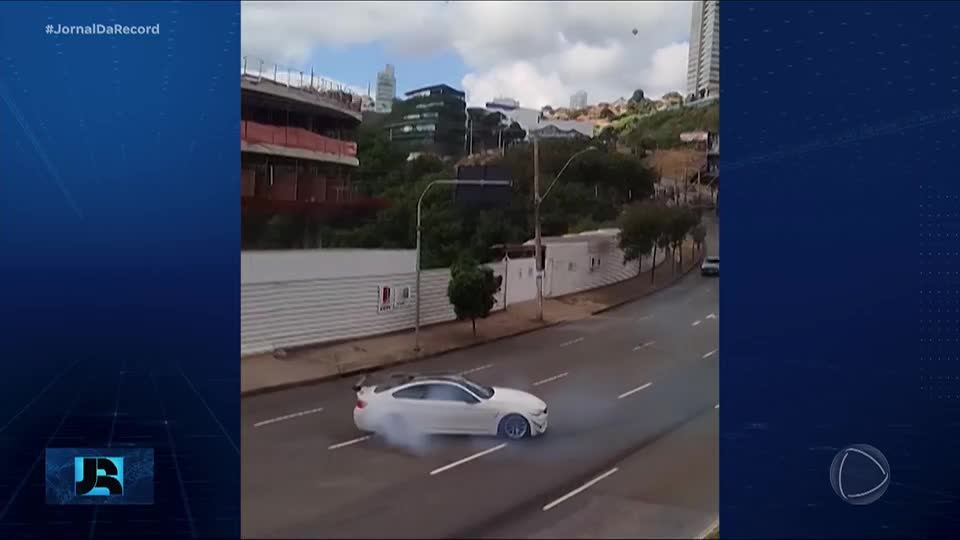 Imagens flagram motoristas de carros de luxo usando avenidas de Belo Horizonte para disputar racha