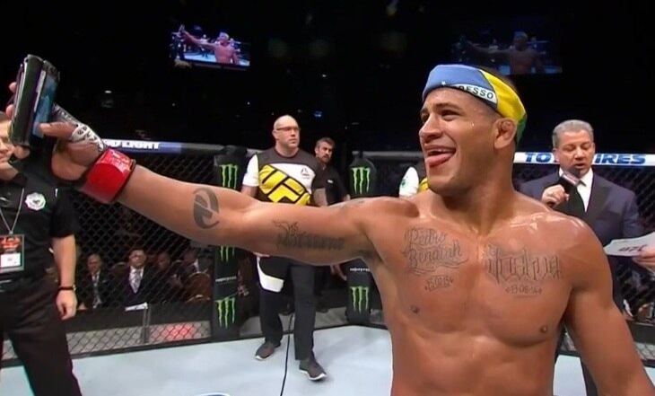 O UFC Fight Night 90 também contou com vitória de Gilbert Burns, também conhecido como Durinho. O atleta faixa preta de jiu-jitsu mostrou o seu valor e venceu mais um combate no Ultimate, novamente por finalização. A vítima da vez foi o Lukasz Sajewski