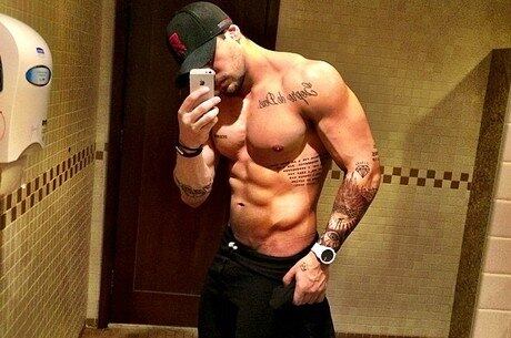 Lucas Lucco exibindo o corpo sarado e as tatuagens