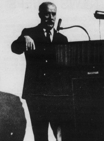 O autor do livro, Charles Berlitz (1914-2003), era um prestigiado pesquisador americano, um dos maiores linguistas do mundo. Chegou a dominar 32 idiomas. Também era arqueólogo, com interesse especial por enigmas, inclusive extraterrestres, arcas e continentes perdidos.