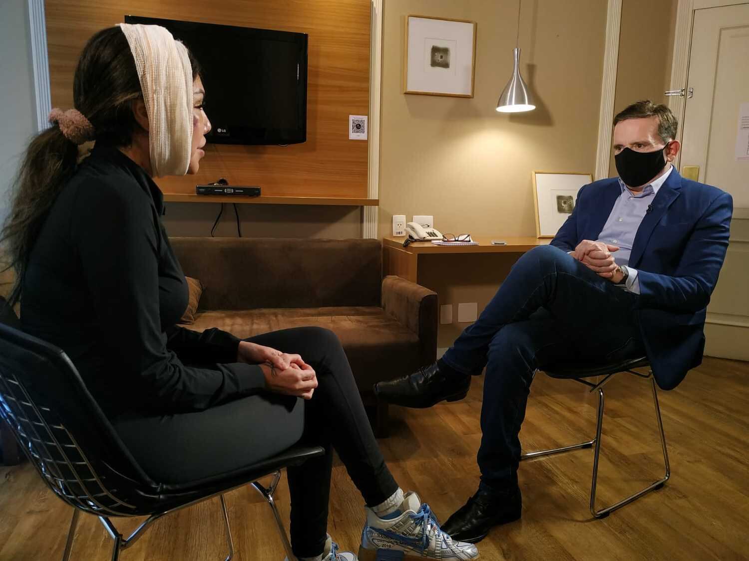 Roberto Cabrini entrevista Liziane Gutierrez, que se envolveu em polêmica com um policial