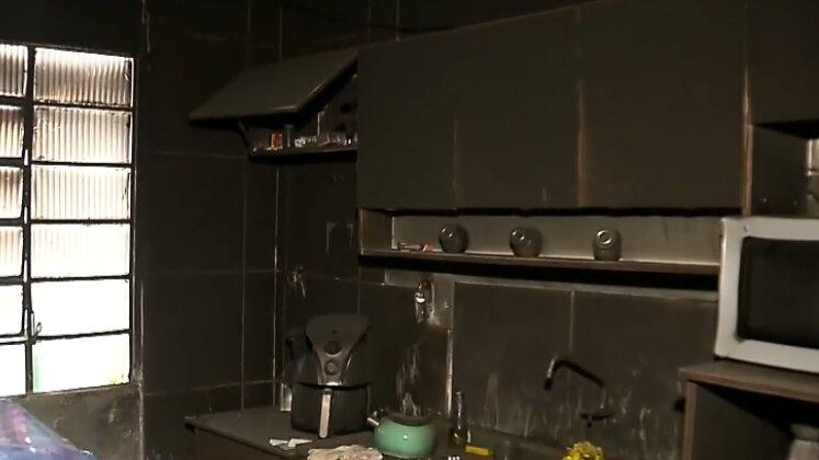 Uma dessas perseguições, inclusive, aconteceu no dia em que a residência da mulher foi incendiada. "Ele me avisou que iria tocar fogo na casa comigo dentro", revelou Monique. Ela contou, ainda, que após uma noite inteira de perturbações incansáveis por parte do homem, ela conseguiu escapar de carro, mas não esperava que o pior ainda estaria por vir.