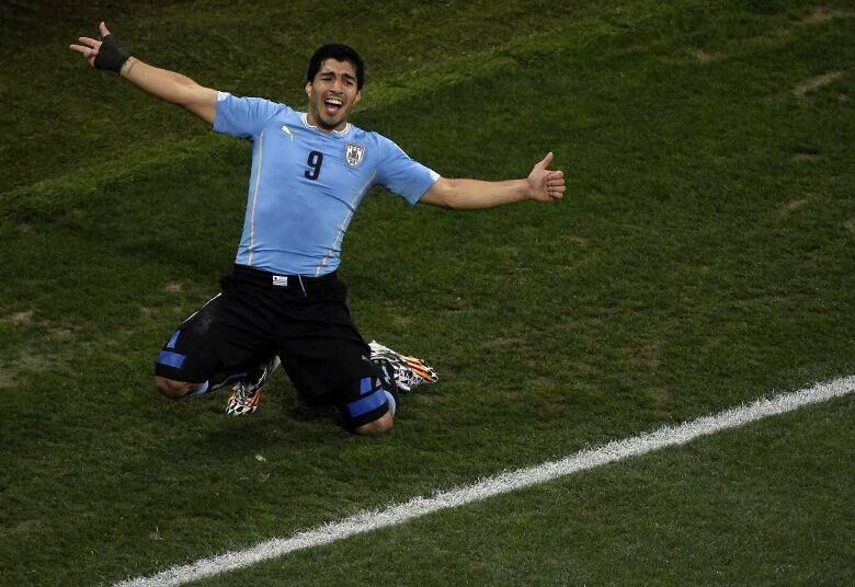 Luisito Suárez comemora um dos seus gols na Copa do Mundo