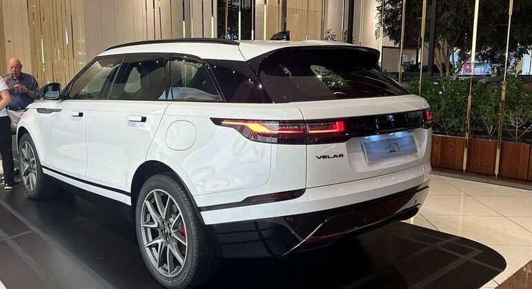 Novo para-choque e ausência do emblema Land Rover na traseira: novo posicionamento da marca