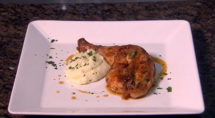 Coxa e Sobrecoxa de Frango ao Molho de Merexica

Ingredientes (Frango)
1/2 kg de coxa e sobrecoxa 
250 ml de suco de mexerica 
Pimenta branca a gosto moída na hora 
Alecrim a gosto 
1 dente de alho 
Azeite a gosto
Sal a gosto 
1 colher de páprica defumada 
Páprica defumada 
 
Ingredientes (purê)
2 batatas grandes 
Cream cheese ou requeijão cremoso 
Manteiga 
 
Modo de Preparo:
Corte as batatas em cubos pequenos e coloque para cozinhar na água com sal; 
Enquanto isso, tempere o frango com a páprica, sal, pimenta e deixe 20 minutos de molho com o suco da mexerica e 1 ramo de alecrim; 
Coloque o frango em uma assadeira ou recipiente com azeite;
Leve ao forno até dourar;
Tire as batatas da água caso estiverem macias, amasse e acrescente uma colher de manteiga, sal a gosto e o cream cheese;
Reserve;
Coloque o caldo de frango que ficou marinando numa panela e mexa até engrossar; 
Quando o frango dourar, jogue o caldo sobre ele e sirva, em seguida, com o purê;
