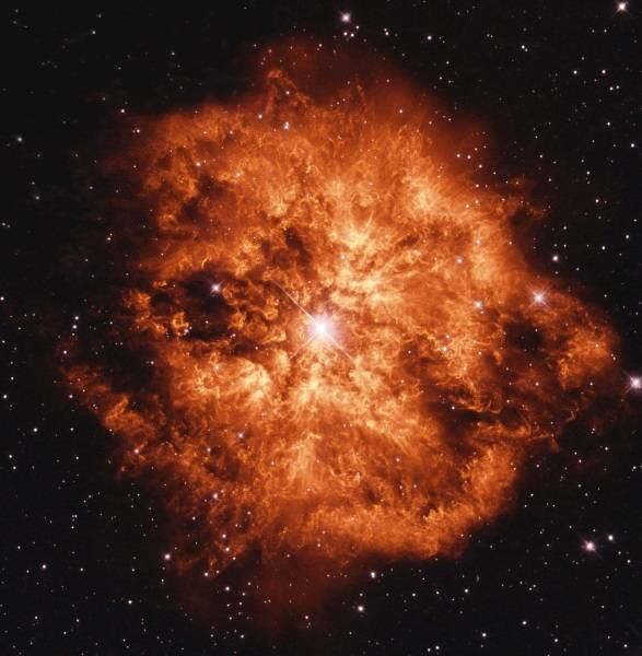 Estrelas Wolf-Rayet, também chamadas de estrelas WR são tão tumultuadas e quentes que vão se desintegrando lentamente diante dos telescópios. A Wolf-Rayet 124, no centro da imagem, tem cerca de seis anos-luz de diâmetro e se encontra a 15 mil anos-luz de distância, na direção da constelação de Sagitta