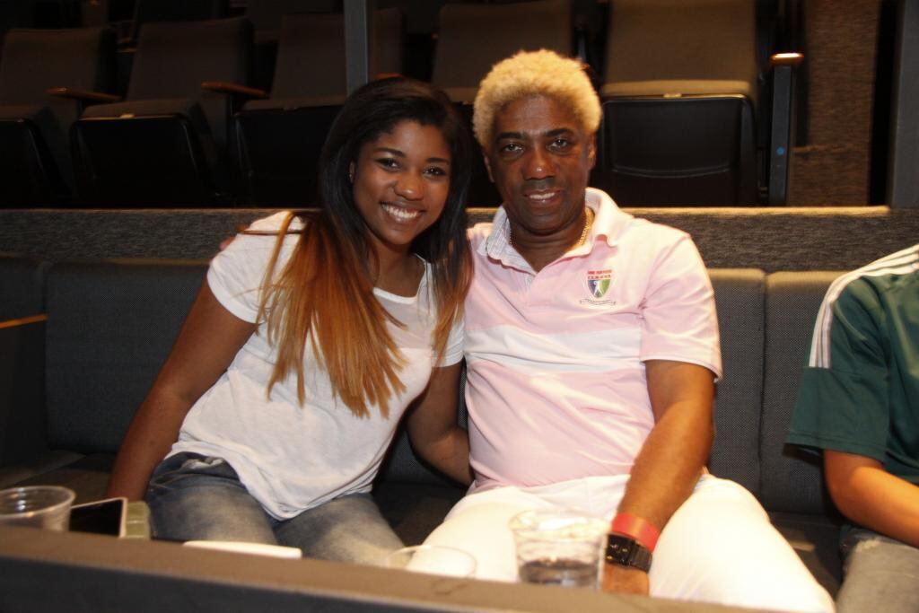 

Vitória diz que as injustiças fazem seu pai ficar furioso e
que ele já deu demonstrações de raiva dentro do programa, quando se sentiu
incomodado: “Isso deixa ele uma fera, ele pira mesmo. Eu sou muito assim também.
Só que ele tem um coração tão bom, que se alguém fizer mal para ele e depois
demonstrar que se arrependeu, ele passa por cima e já acolhe a pessoa de novo.
Admiro demais isso nele”

