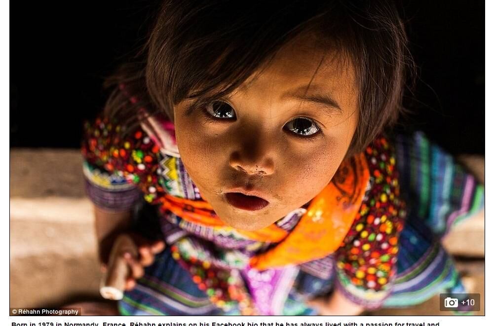 Uma senhora descrita na página do Facebook de Rehahn como "uma mulher idosa de Varanasi" usa um piercing brilhante no nariz