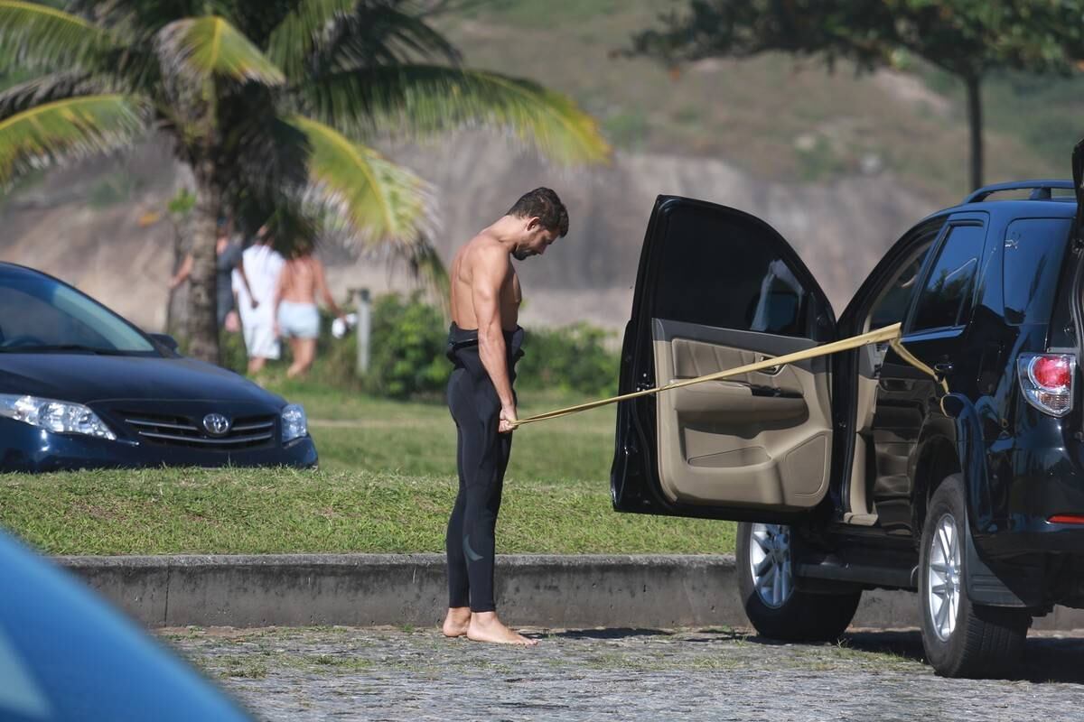 Cauã Reymond surfou no Recreio dos Bandeirantes nesta segunda-feira (21)