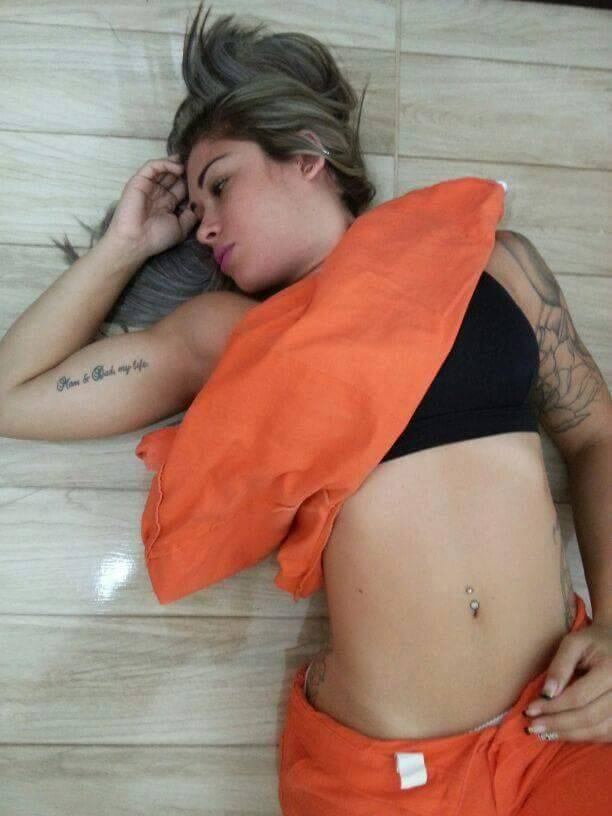Rita Mattos comemora o dia do gari trabalhando e fazendo poses sensuais na rua