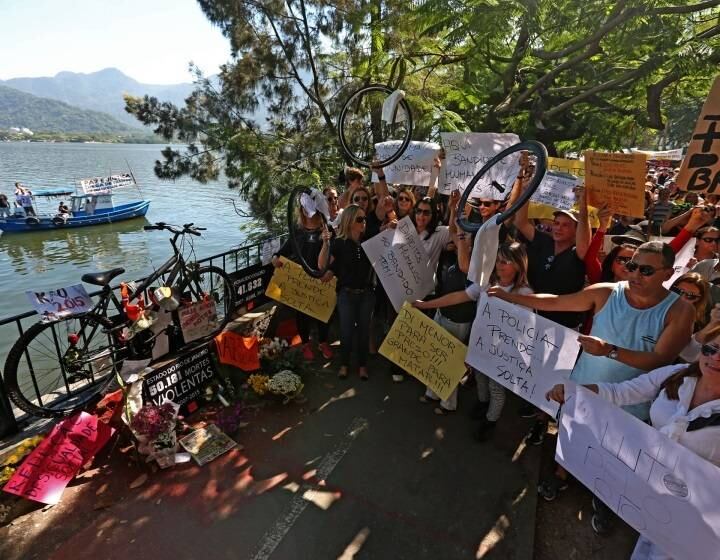 Novo protesto contra a violência reuniu centenas de moradores na Lagoa Rodrigo de Freitas, zona sul do Rio, neste domingo (24). Organizado por ciclistas, o ato foi mais uma homenagem ao médico Jaime Gold, morto na última terça-feira (19), após ser esfaqueado na região. No sábado (23), ciclistas protestaram na porta da sede do governo fluminense