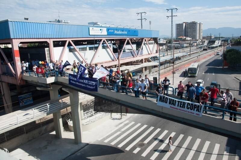 Outro grupo de manifestantes estendeu a faixa do "Não vai ter Copa".
O primeiro trecho do corredor expresso de ônibus começa a funcionar a partir da próxima segunda-feira (2), com 19 estações entre o terminal da Alvorada, na Barra da Tijuca, zona oeste do Rio, até o bairro do Tanque, também na zona oeste. A partir de quarta-feira (4), a linha Alvorada-Galeão começa a operar com quatro paradas