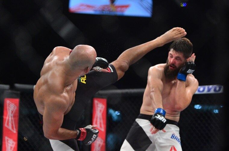 Já Bryan Barberena derrotou por pontos o ágil Warlley Alves. A decisão dos jurados da luta foi unânime, com pontuação de 29-28, 29-28 e 29-28. O brasileiro Warlley buscou a luta, mas Barbarena foi paciente e soube controlar o oponente conduzindo-o ao chão sempre que possível
