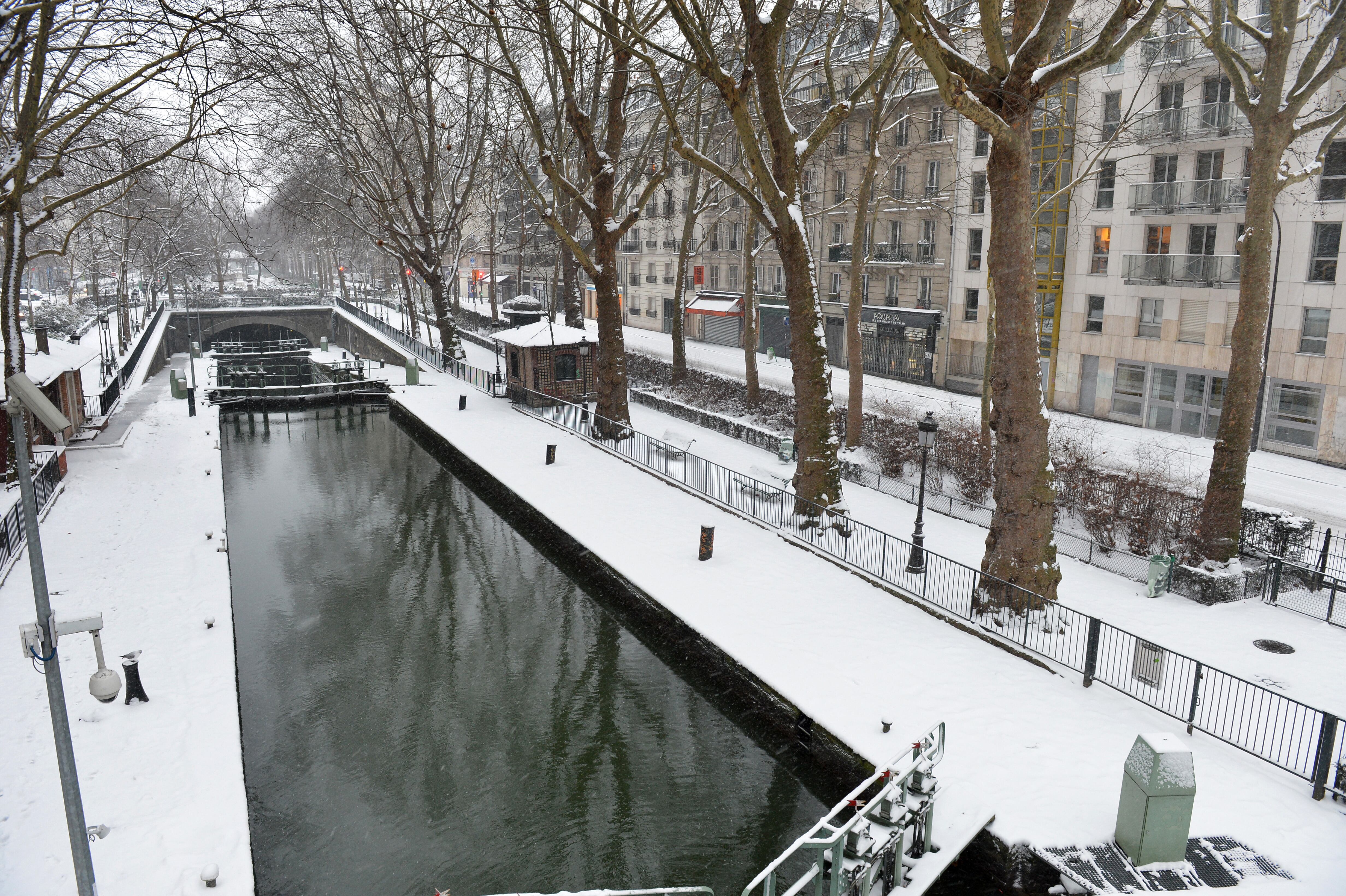 A capital francesa está coberta de neve neste domingo