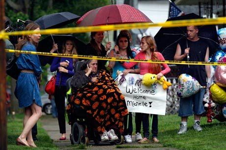 A avó de Michelle (sentada) visitou ontem a casa de Gina DeJesus