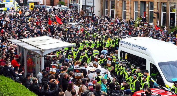 Cerca de 200 pessoas tentaram impedir que imigrantes fossem levados
