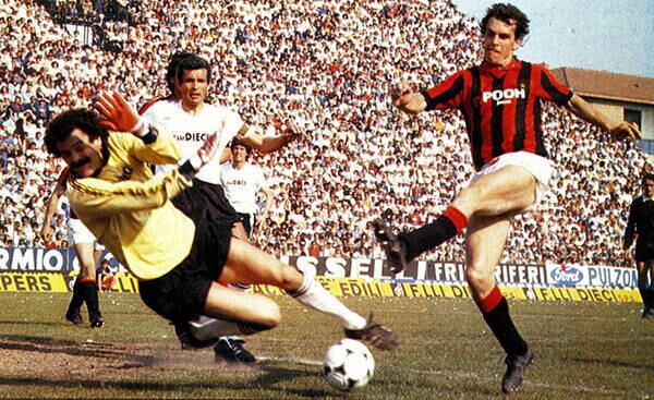 Segundo maior vencedor da história da Liga dos Campeões, com sete títulos, o Milan, a exemplo do United, é um dos gigantes do futebol mundial. No entanto, também já sofreu com uma queda à segunda divisão. Com péssima campanha na temporada 1981-82, vencendo apenas seis partidas em todo o campeonato, os rossoneri foram rebaixados