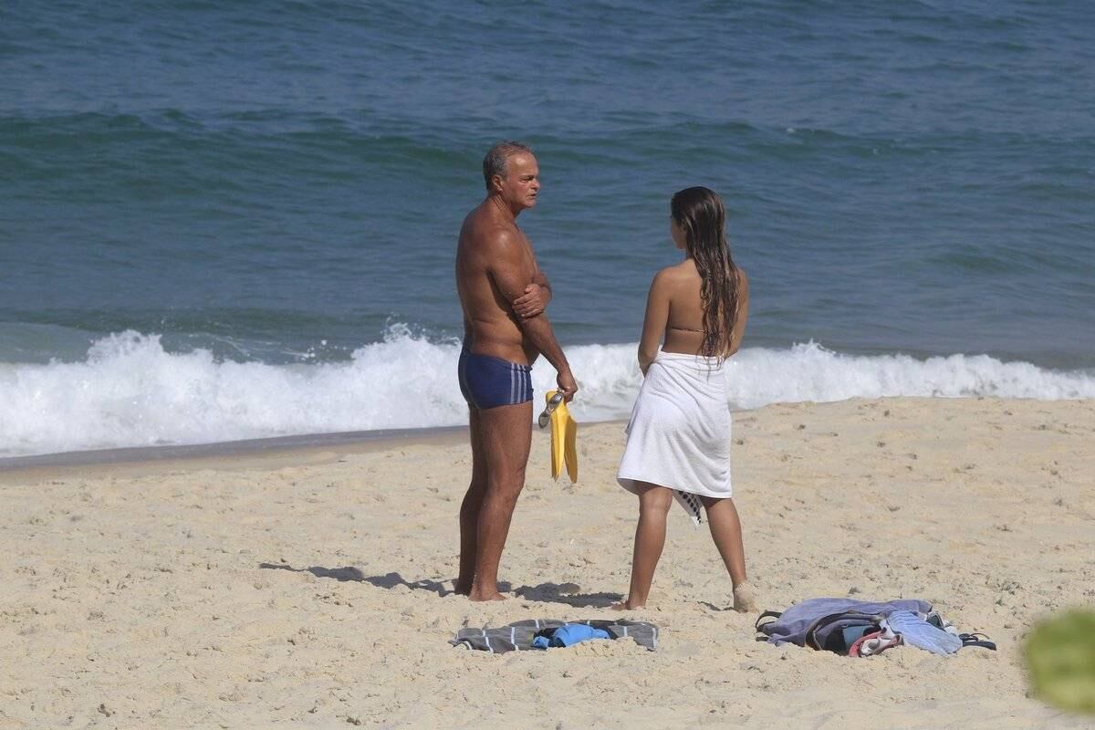 Kadu Moliterno curte a praia com a filha Lanai 
