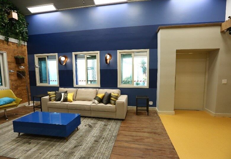 Logo na entrada da casa, uma sala recebe os cem participantes. Mas se eles quiserem curtir o sofá, vão precisar de um revezamento. A casa tem 120 metros quadrados 
