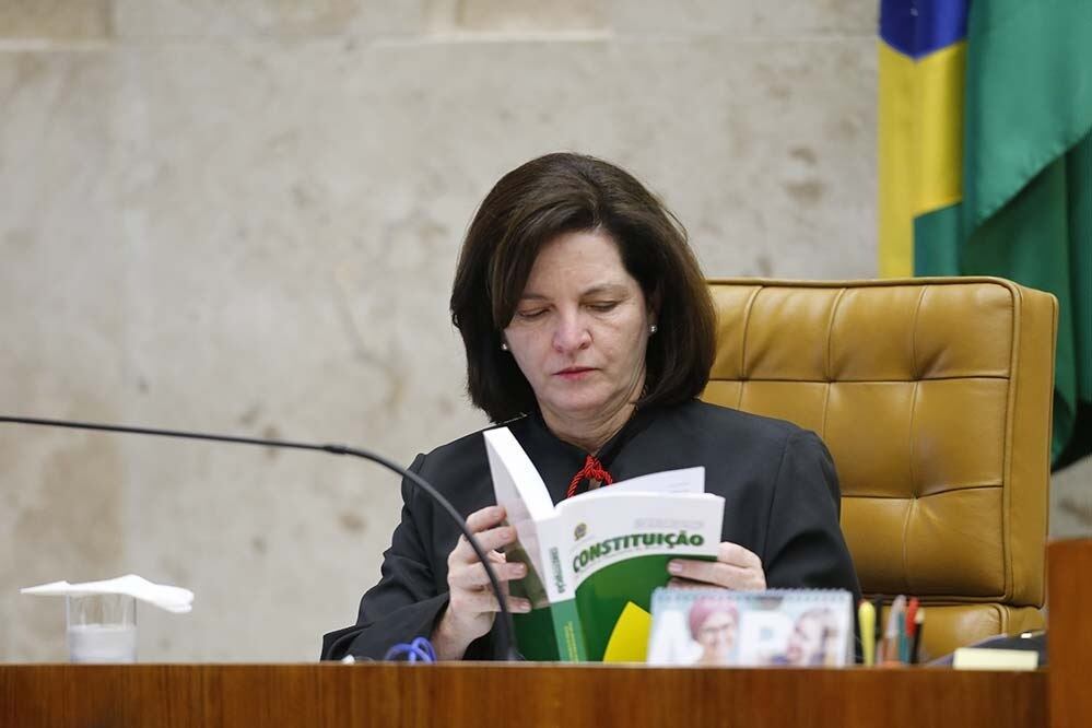 A procuradora-geral da República, Raquel Dodge, pediu
que seja feita uma intervenção federal no sistema penitenciário de Roraima.
De acordo com Dodge, a situação é de “caos”. Ela teme que ocorram novas
rebeliões como a de janeiro de 2017, quando 33 presos foram mortos, alguns
decapitados, na Penitenciária Agrícola de Monte Cristo