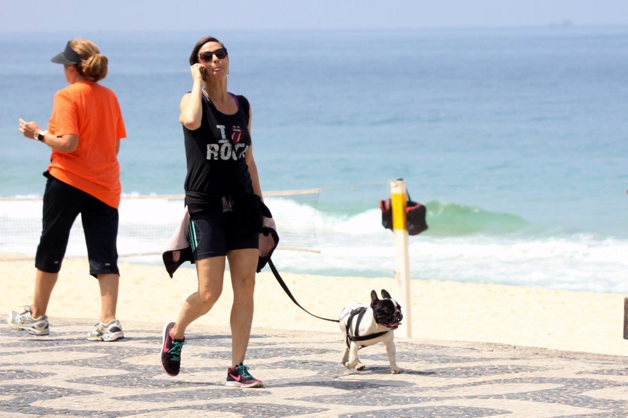 A humorista Maria Paula caminhou ao lado do cachorro Cacá, na manhã desta tarça (10), no Rio de Janeiro