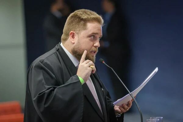 Matheus Milanez é advogado do general Augusto Heleno