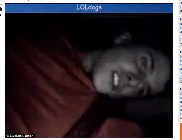 Durante a transmissão foi
possível ver que o garoto foi levado por bombeiros, e está em condições graves