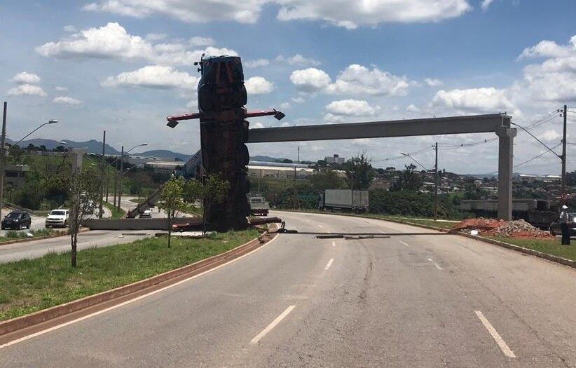Guindaste vira em Betim