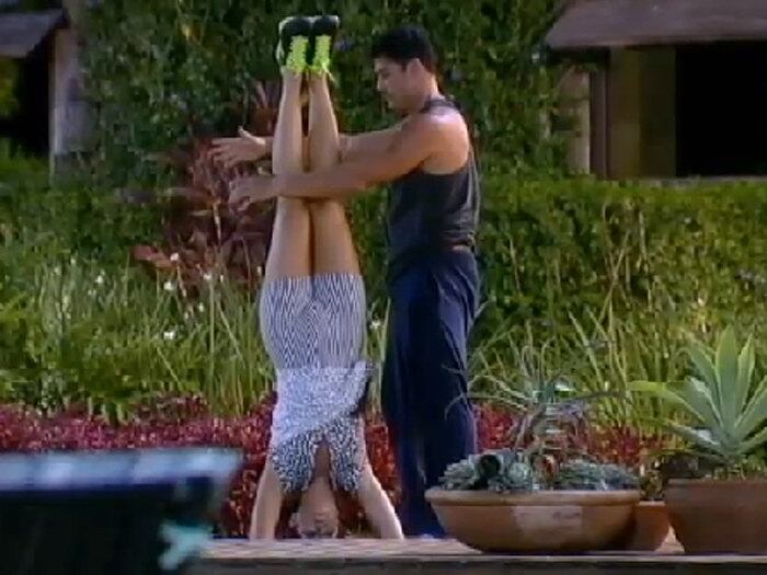 Agora, o seu principal parceiro é o modelo e ator Marlos Cruz, com quem divide as tarefas da casa e a quem faz companhia na academia

+ Assista ao vídeo dos peões parabenizando Débora

