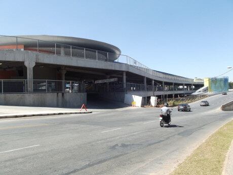 
Inaugurada
no último dia 17 de maio, um mês antes da Copa, a Estação Pampulha do BRT/Move em Belo
Horizonte ainda passa por intervenções e precisa de vários
ajustes. A reportagem do portal R7 esteve
no local na última semana e registrou uma série de
transtornos que os 90 mil usuários que passam pela estação
diariamente enfrentam. São banheiros interditados, fiação exposta, partes da construção inacabada e escadas rolantes
e elevadores parados, além da falta de placas e informação

Texto e entrevistas: Márcia Costanti, do R7, em Belo Horizonte